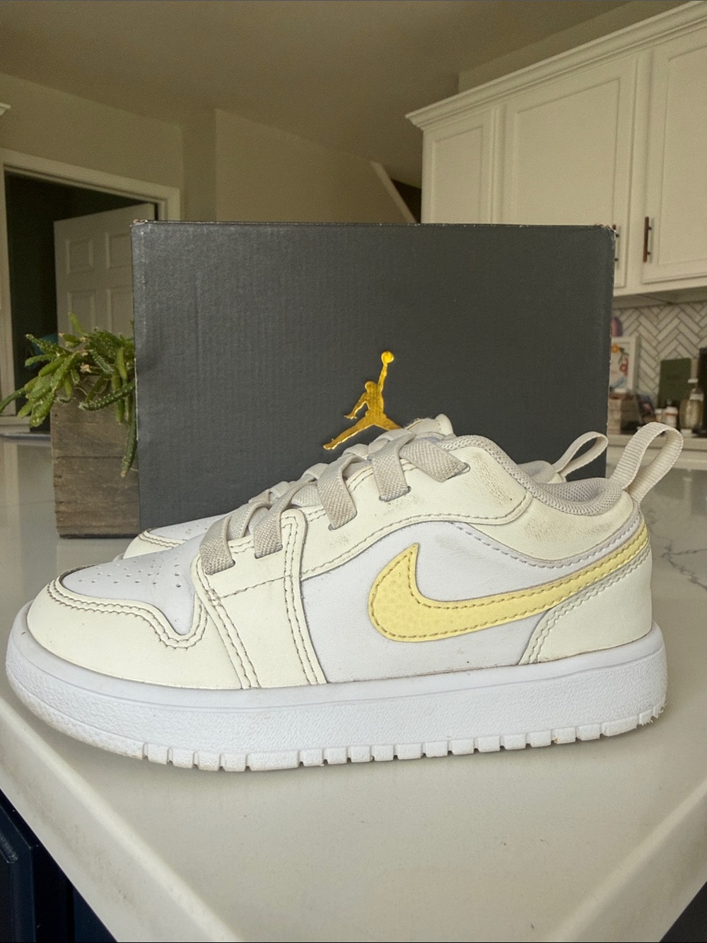 Jordan 1 low Alt Nike Kids Low-Top Sneakers in Cream and Yellow Swoosh